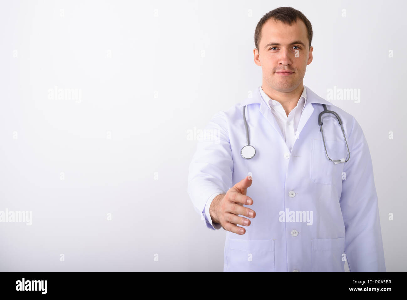 Portrait de jeune homme musclé doctor giving handshake contre Banque D'Images