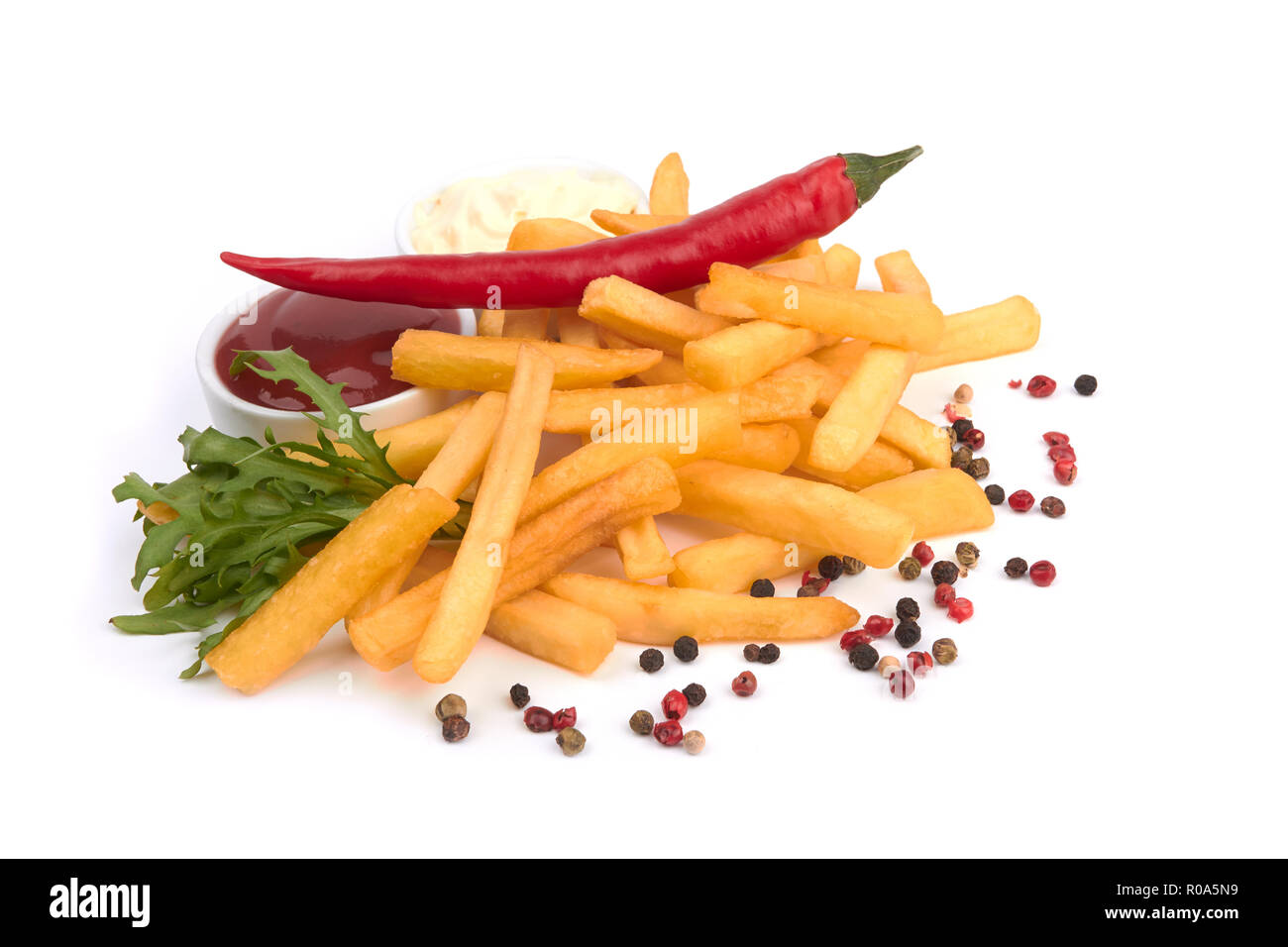 Les frites avec du ketchup sur blanc Banque D'Images
