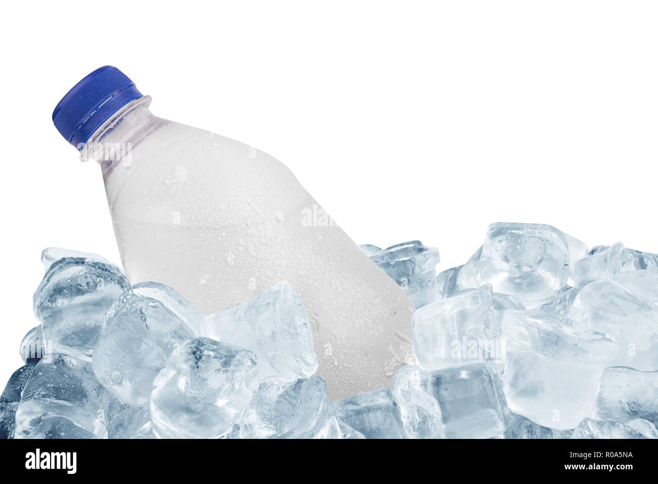 Bouteille de l'eau en glaçon isolé sur fond blanc Banque D'Images