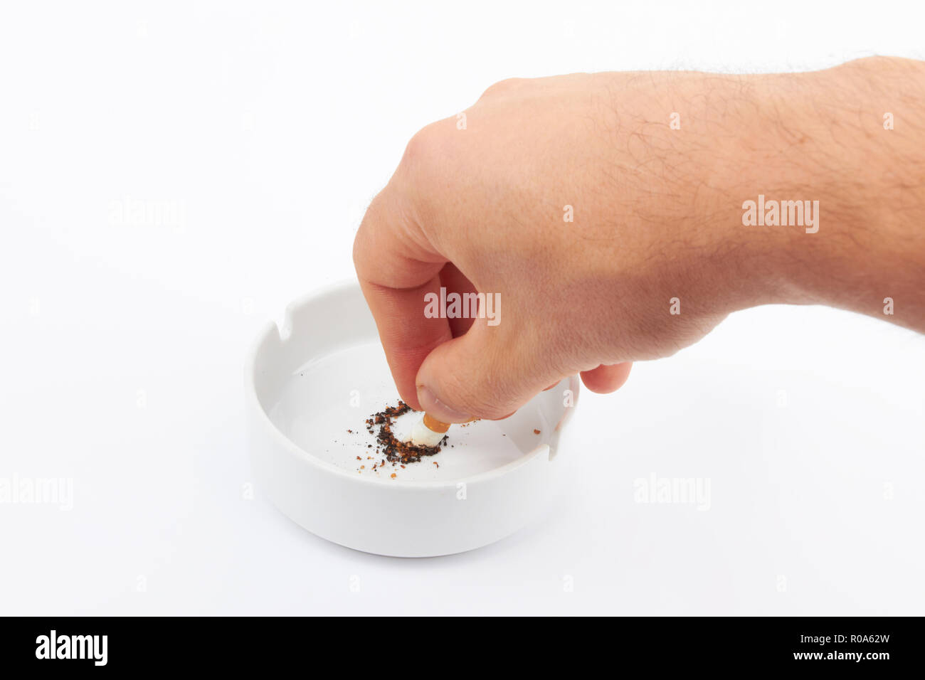 Pour éteindre une cigarette dans un cendrier blanc Banque D'Images