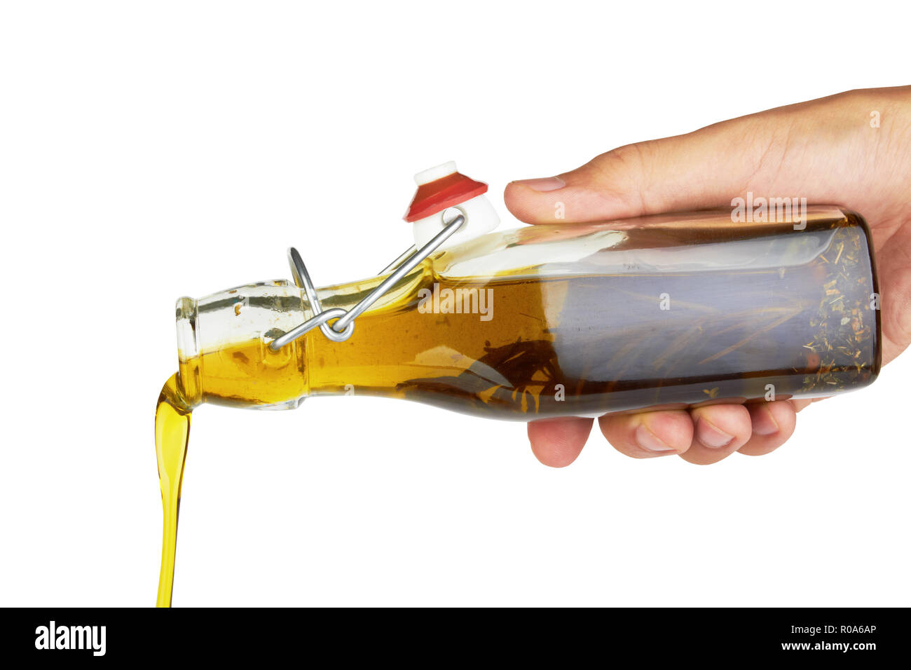 Verser l'huile d'olive isolé sur fond blanc Banque D'Images