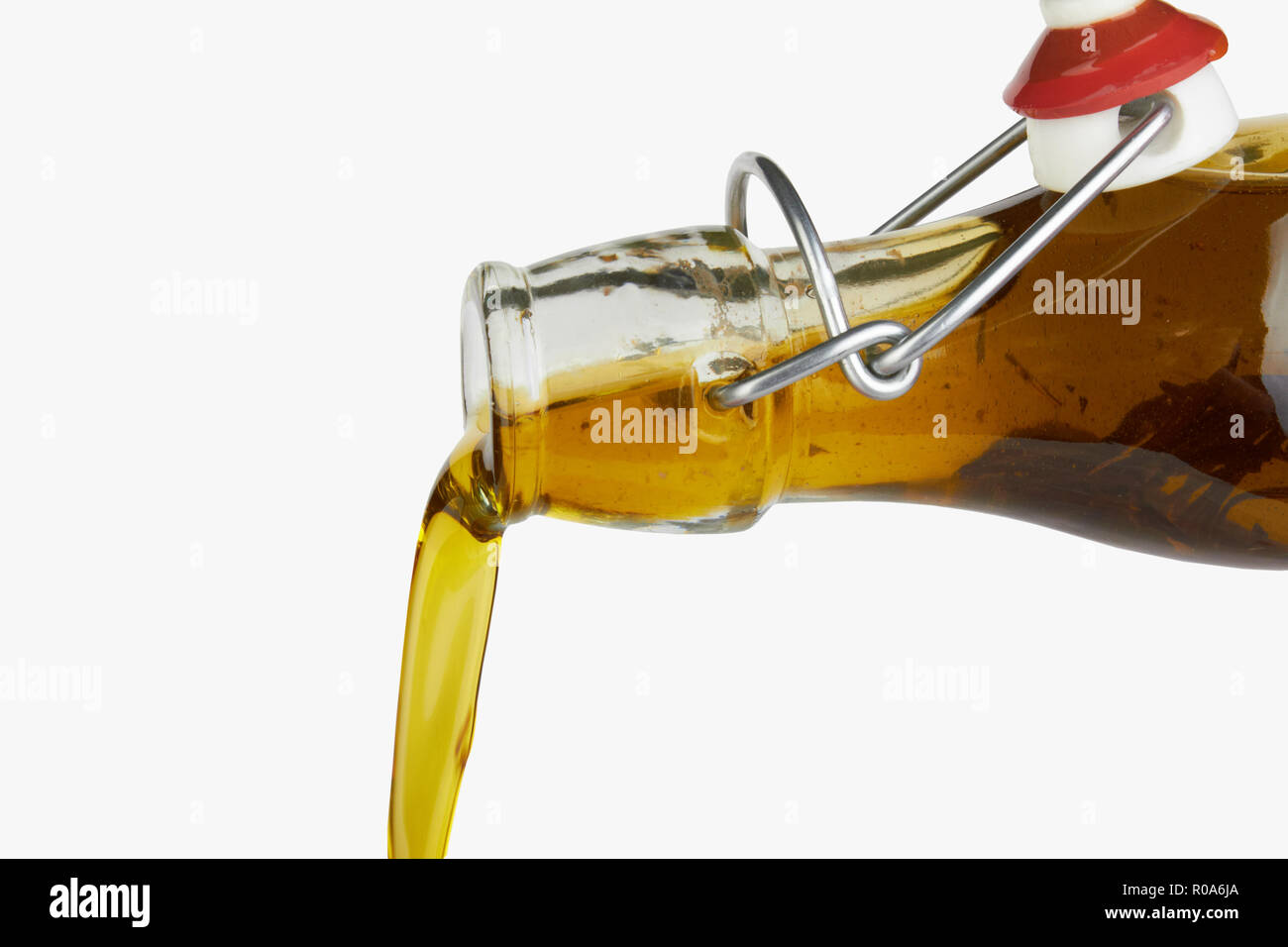 Verser l'huile d'olive isolé sur fond blanc Banque D'Images