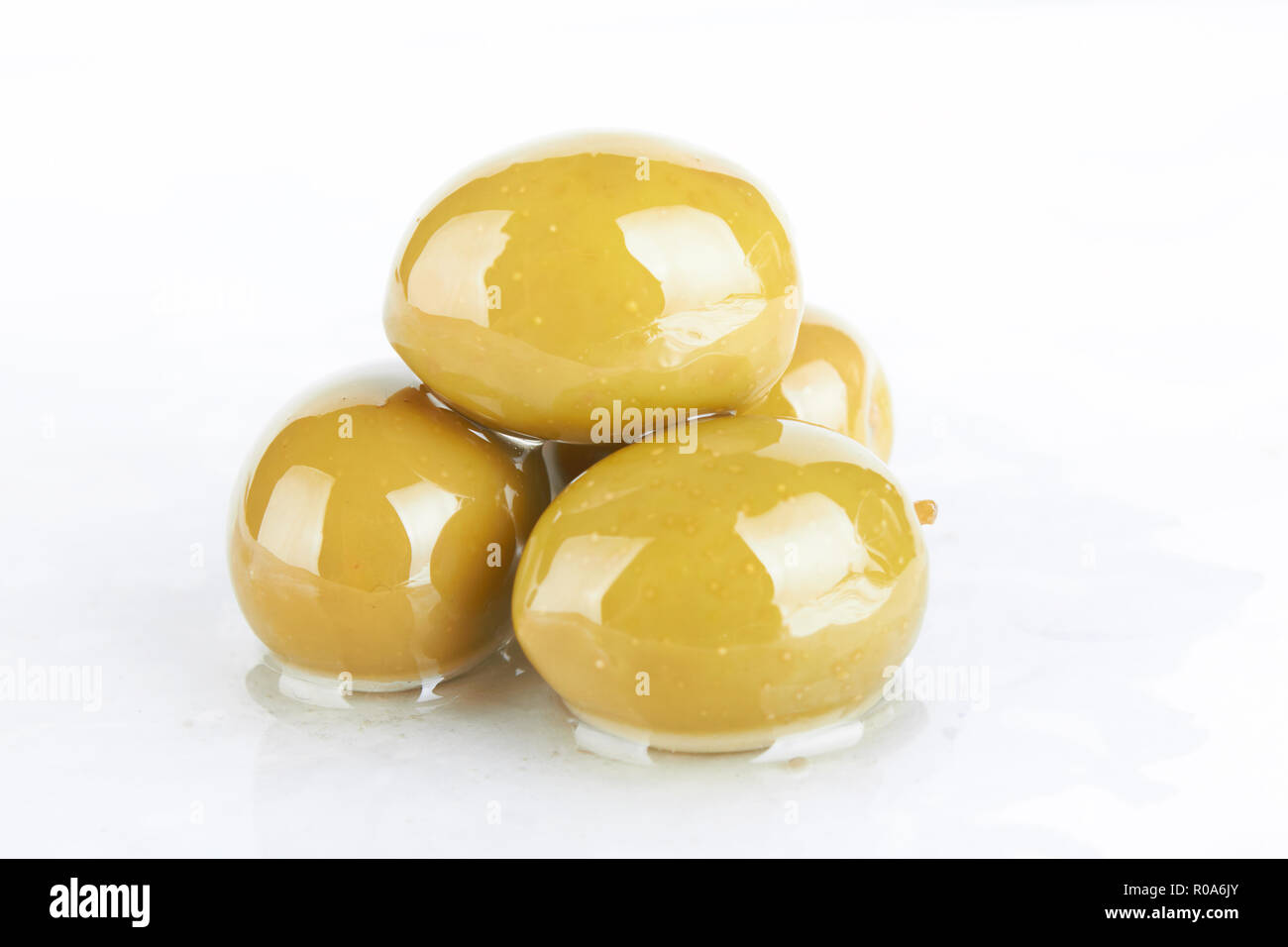 Fruit d'olive close up on white background Banque D'Images