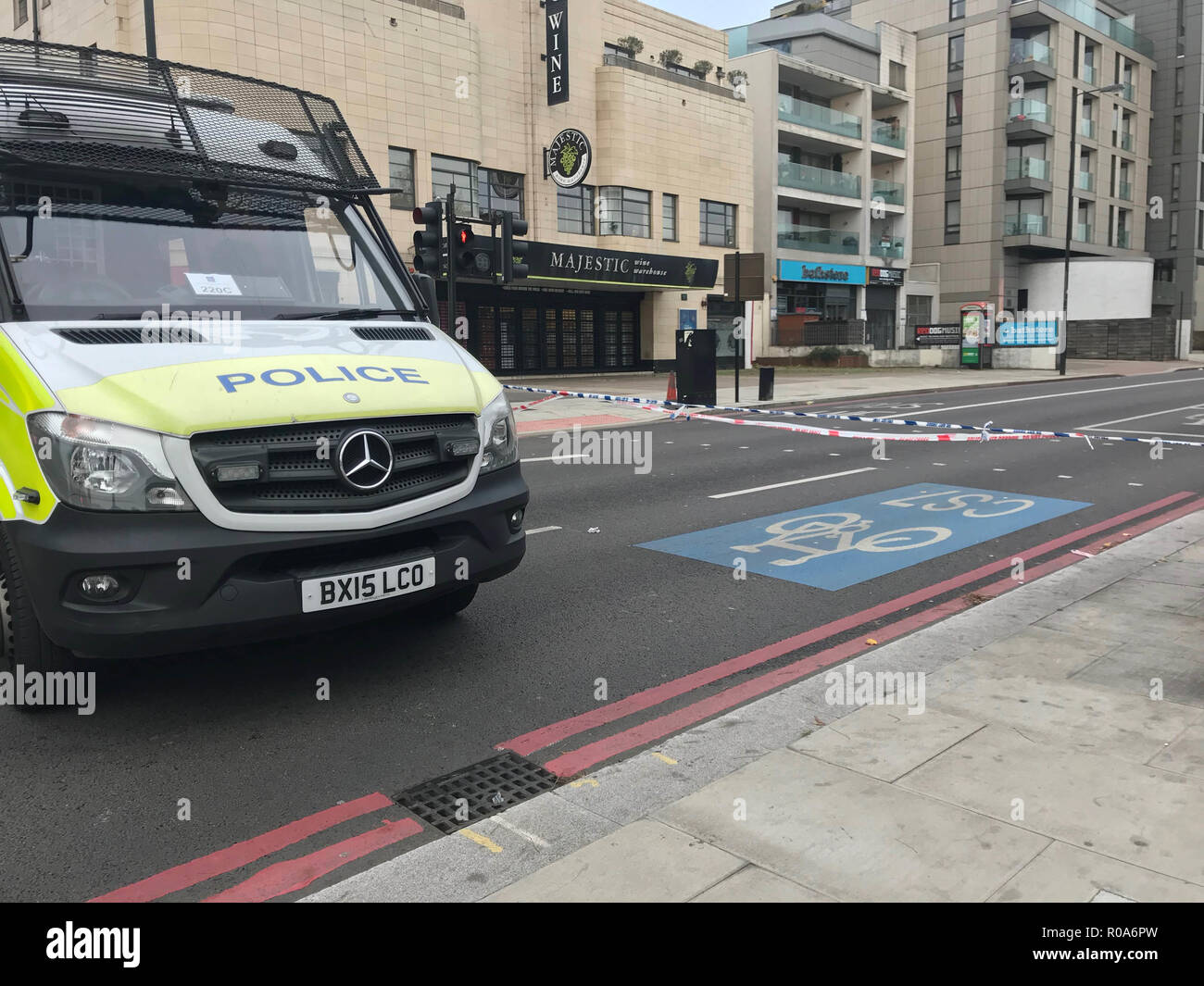 Un cordon de police à proximité de la scène où un garçon de 17 ans est mort après avoir été poignardé à l'extérieur de la station de métro Clapham South, au sud-ouest de Londres à 4.35h le vendredi. Banque D'Images