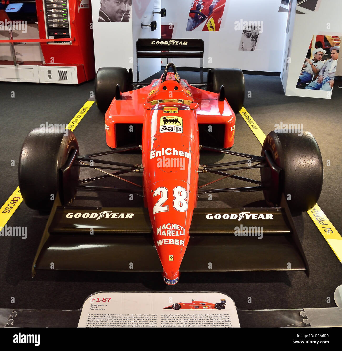 Ferrari F1/87 voiture de Formule 1 de Gerhard Berger, à l'affiche au Musée Ferrari, Maranello, Italie Banque D'Images