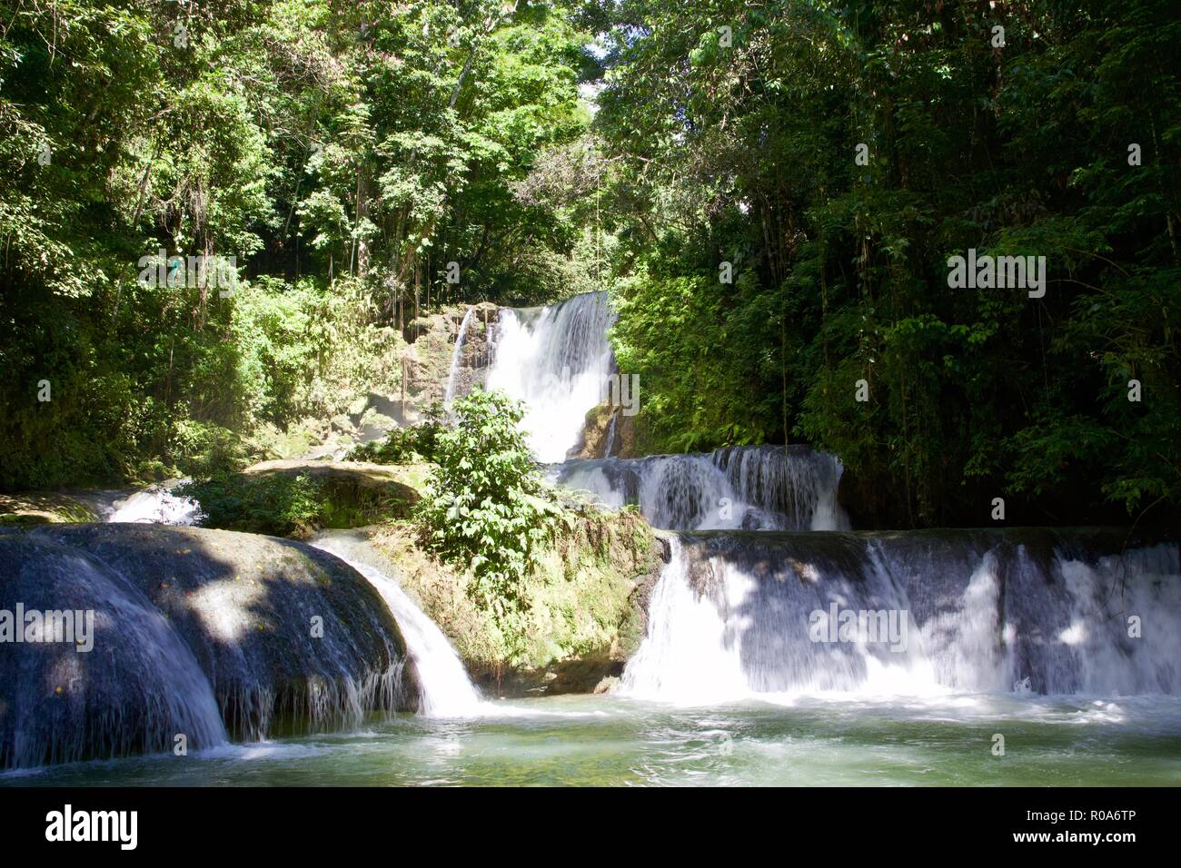YS falls est une attraction touristique naturelle à Saint Elizabeth Parish, la Jamaïque. C'est un sept niveaux qui cascade en cascade piscines naturelles. Banque D'Images