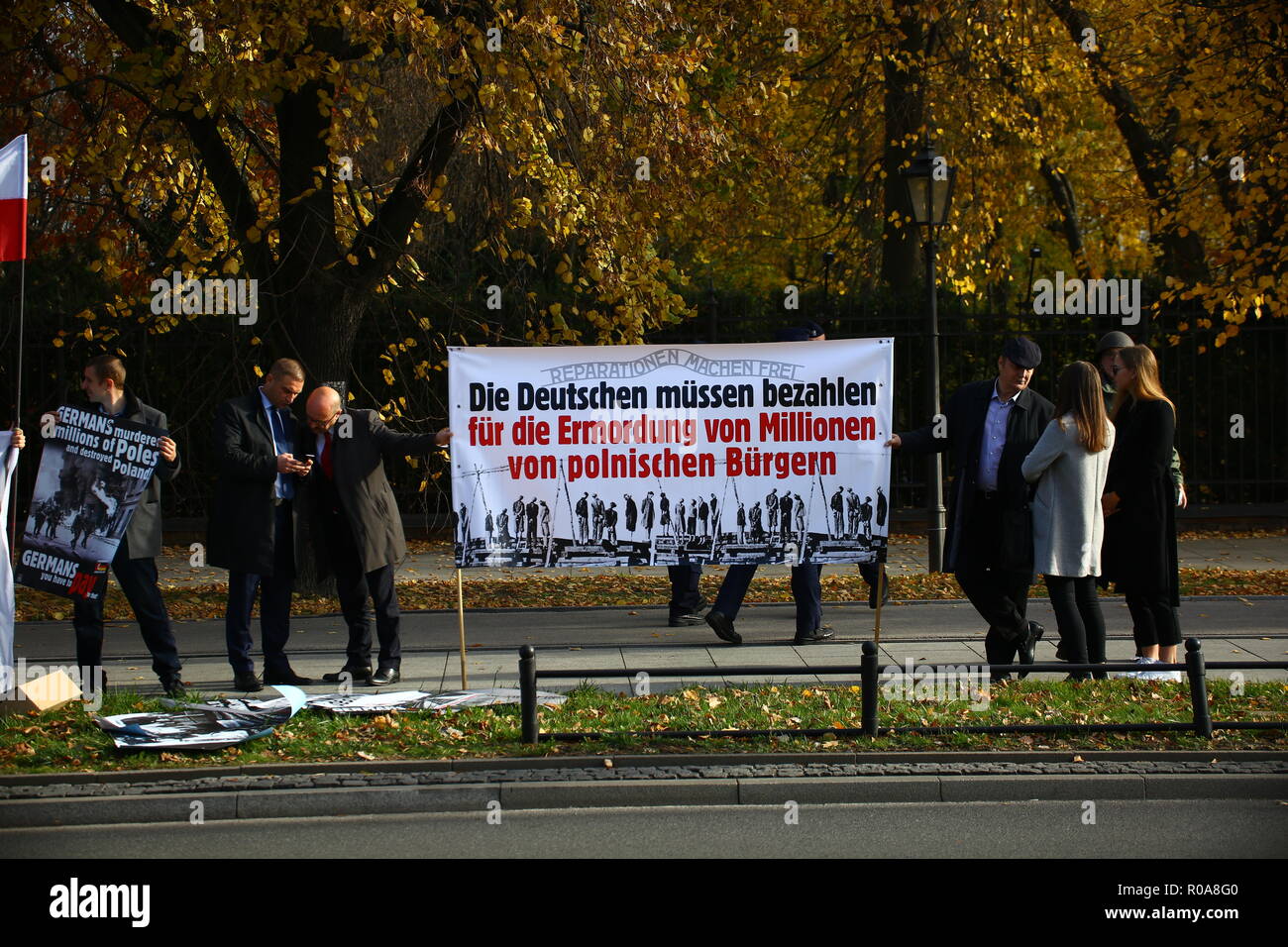 Varsovie, Pologne. 09Th Nov, 2018. Des militants d'extrême droite protester de la demande de réparations pour les dommages causés par l'armée allemande lors de la Seconde Guerre mondiale, 2 pendant la visite officielle du gouvernement allemand de Pologne. Credit : Madeleine Lenz/Pacific Press/Alamy Live News Banque D'Images