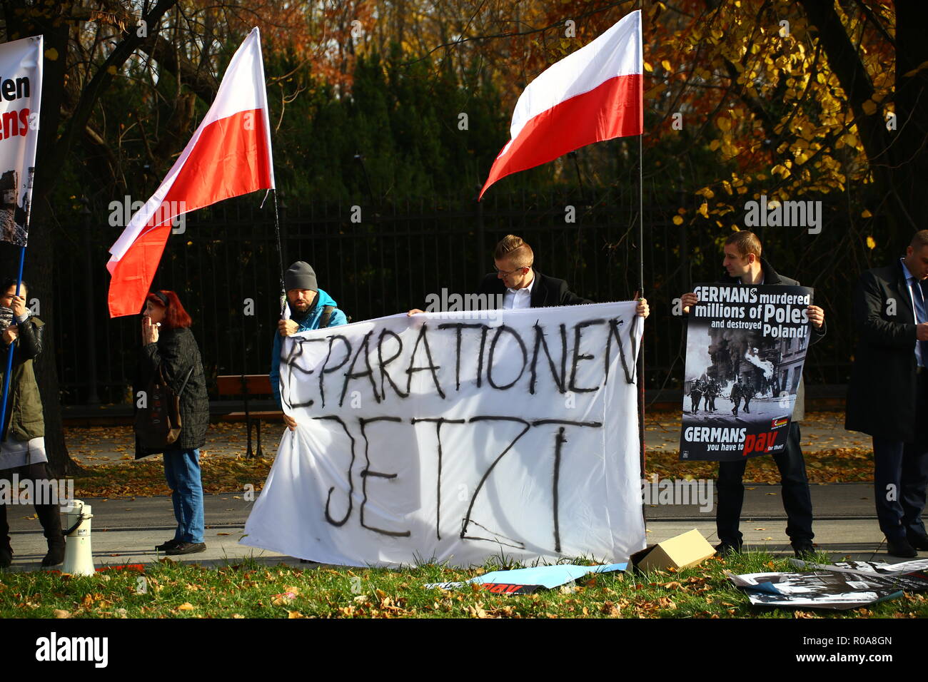 Varsovie, Pologne. 09Th Nov, 2018. Des militants d'extrême droite protester de la demande de réparations pour les dommages causés par l'armée allemande lors de la Seconde Guerre mondiale, 2 pendant la visite officielle du gouvernement allemand de Pologne. Credit : Madeleine Lenz/Pacific Press/Alamy Live News Banque D'Images
