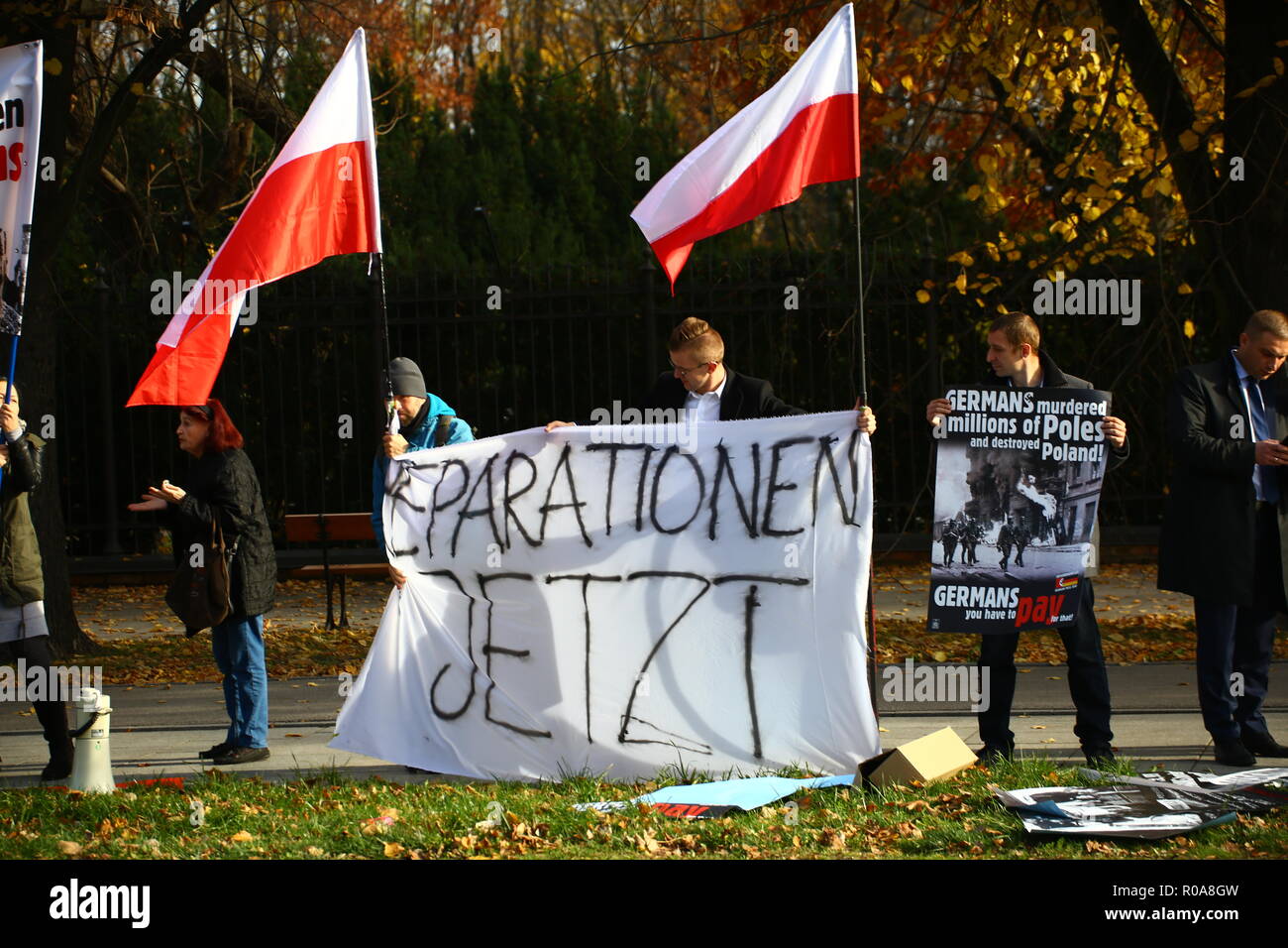 Varsovie, Pologne. 09Th Nov, 2018. Des militants d'extrême droite protester de la demande de réparations pour les dommages causés par l'armée allemande lors de la Seconde Guerre mondiale, 2 pendant la visite officielle du gouvernement allemand de Pologne. Credit : Madeleine Lenz/Pacific Press/Alamy Live News Banque D'Images