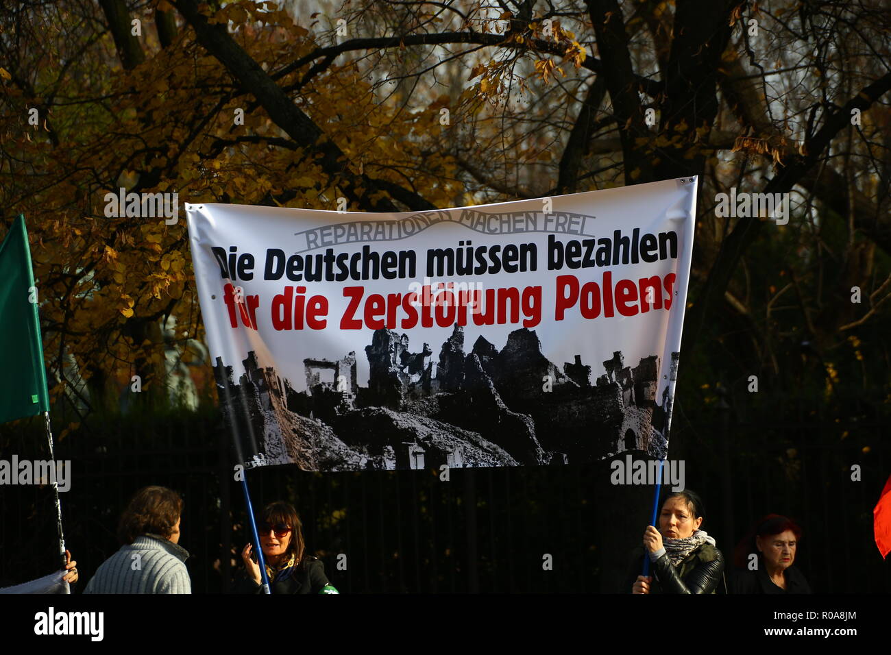 Varsovie, Pologne. 09Th Nov, 2018. Des militants d'extrême droite protester de la demande de réparations pour les dommages causés par l'armée allemande lors de la Seconde Guerre mondiale, 2 pendant la visite officielle du gouvernement allemand de Pologne. Credit : Madeleine Lenz/Pacific Press/Alamy Live News Banque D'Images