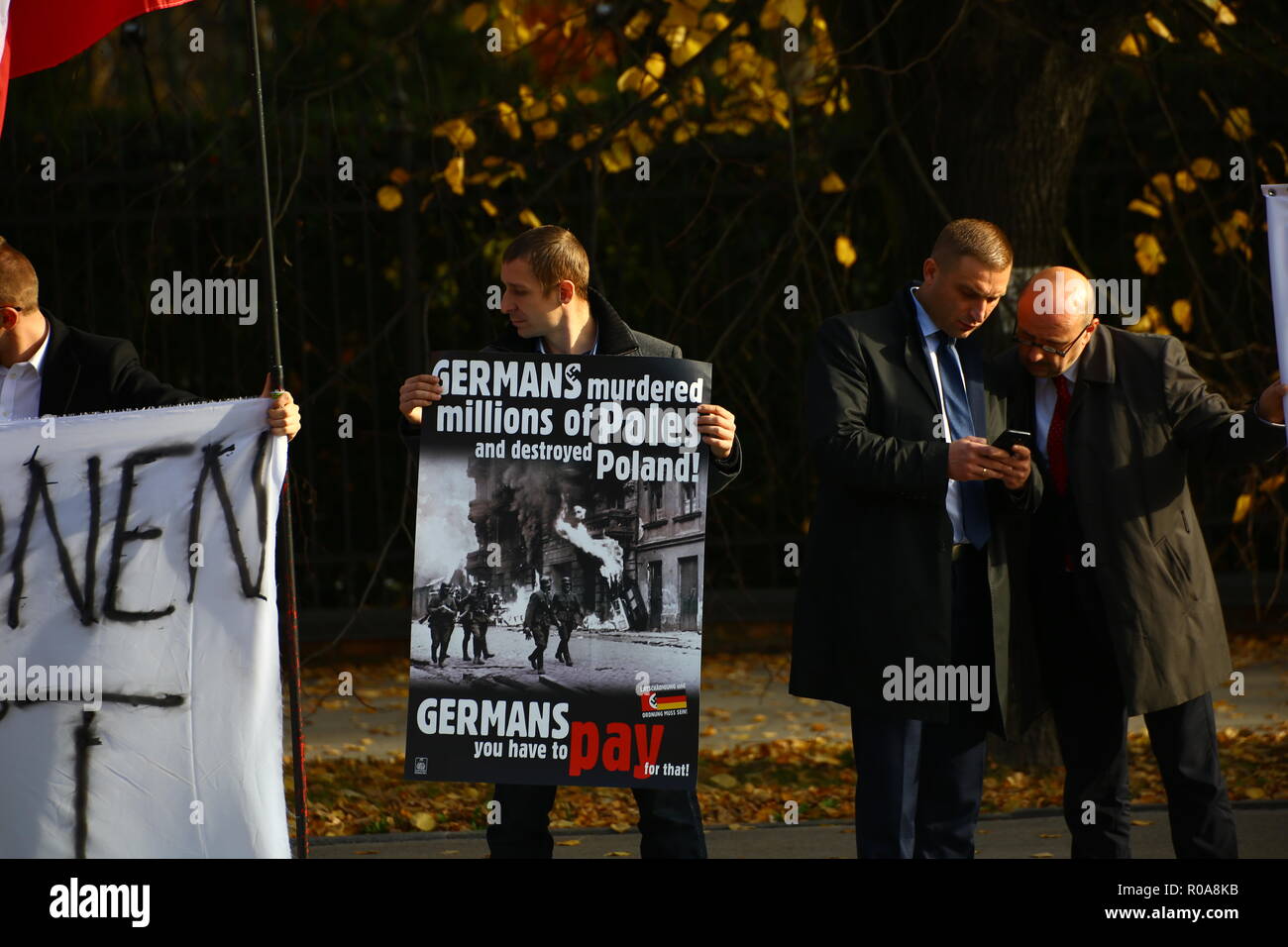 Varsovie, Pologne. 09Th Nov, 2018. Des militants d'extrême droite protester de la demande de réparations pour les dommages causés par l'armée allemande lors de la Seconde Guerre mondiale, 2 pendant la visite officielle du gouvernement allemand de Pologne. Credit : Madeleine Lenz/Pacific Press/Alamy Live News Banque D'Images