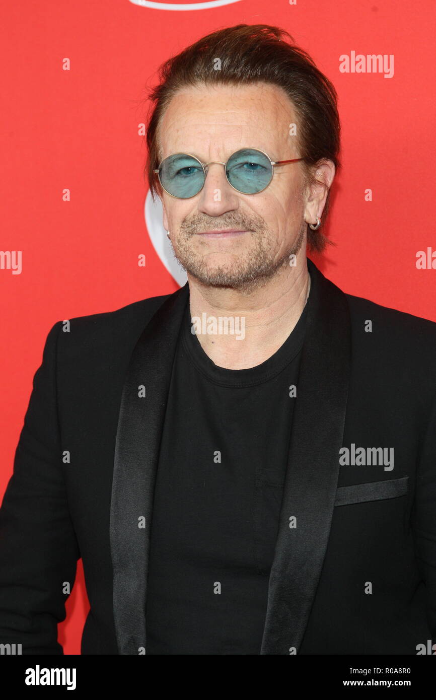 New York, NY - 26 juin : Bono de U2 à 13e Assemblée annuelle du Fonds de carte MusiCares Benefit Concert HOMMAGE à Adam Clayton PlayStation Theatre le Lundi, Juin 26, 2017 à New York, NY (Photo par Steve Mack/S.D. Mack Photos) Banque D'Images