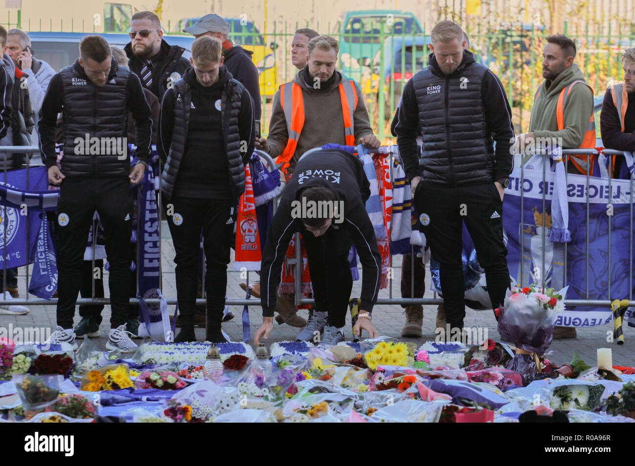 Les joueurs de Leicester City vu rendre hommage à la ville de Leicester président Vichai Srivaddhanaprabha qui sont morts dans l'accident d'hélicoptère. Banque D'Images