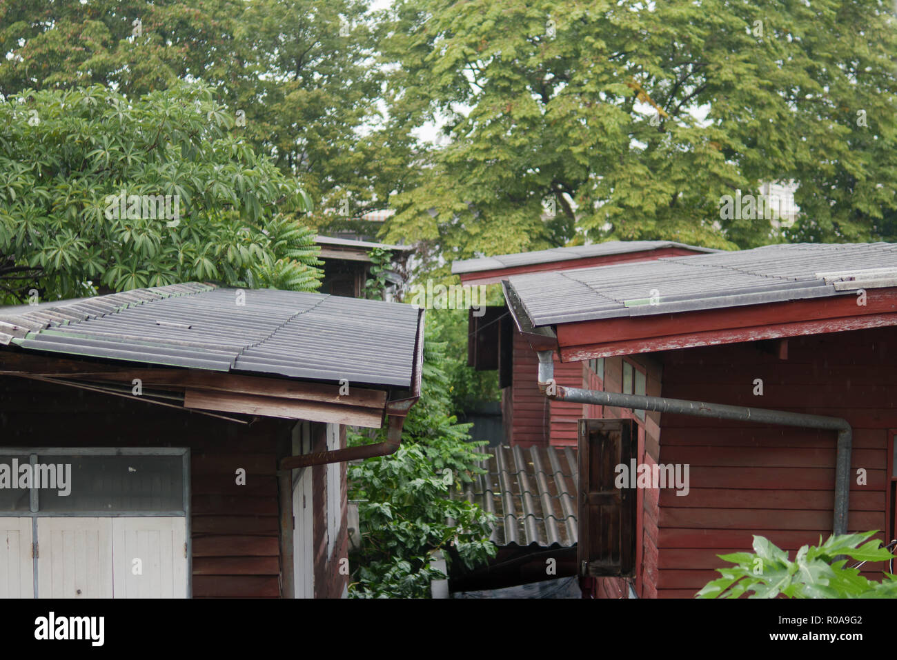 Maisons en bois traditionnelles dans la campagne de Thaïlande Banque D'Images