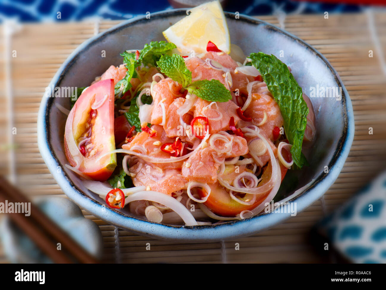 Salade épicée salmond dans un style thaï servir. Banque D'Images