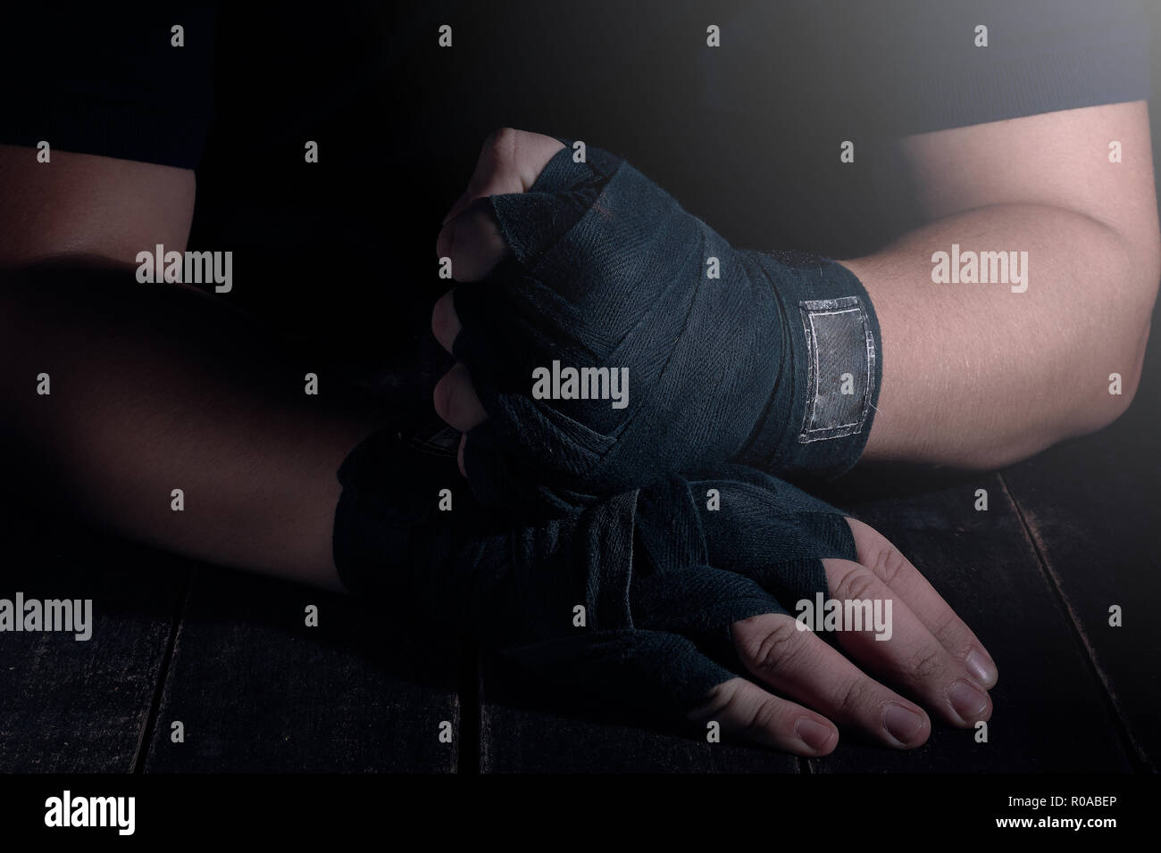 Close up of hands of martial fighter avec équipement de boxe enfilé. Prêts à se battre. Banque D'Images