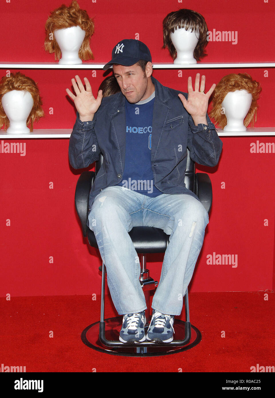 Adam Sandler - Vous Don't Mess With ZOHAN Premiere au Chinese Theatre de Los Angeles. SandlerAdam pleine longueur 09 09 Red Carpet Event, Vertical, USA, Cinéma, Célébrités, photographie, Bestof, Arts, Culture et divertissement, Célébrités Topix fashion / Vertical, Best of, événement dans la vie d'Hollywood, Californie - Tapis rouge et en backstage, USA, Cinéma, Célébrités, cinéma, télévision, Célébrités célébrités musique, photographie, Arts et culture, Bestof, divertissement, Topix, vertical, une seule personne, à partir de l'année 2008, enquête tsuni@Gamma-USA.com Fashion - Pleine longueur Banque D'Images