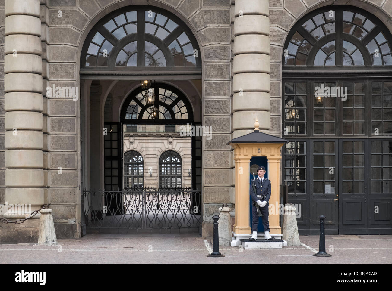 Une garde d'honneur au fusil est en service au Palais Royal (Kungliga Slottet), Gamla Stan, Stockholm, Suède. Banque D'Images
