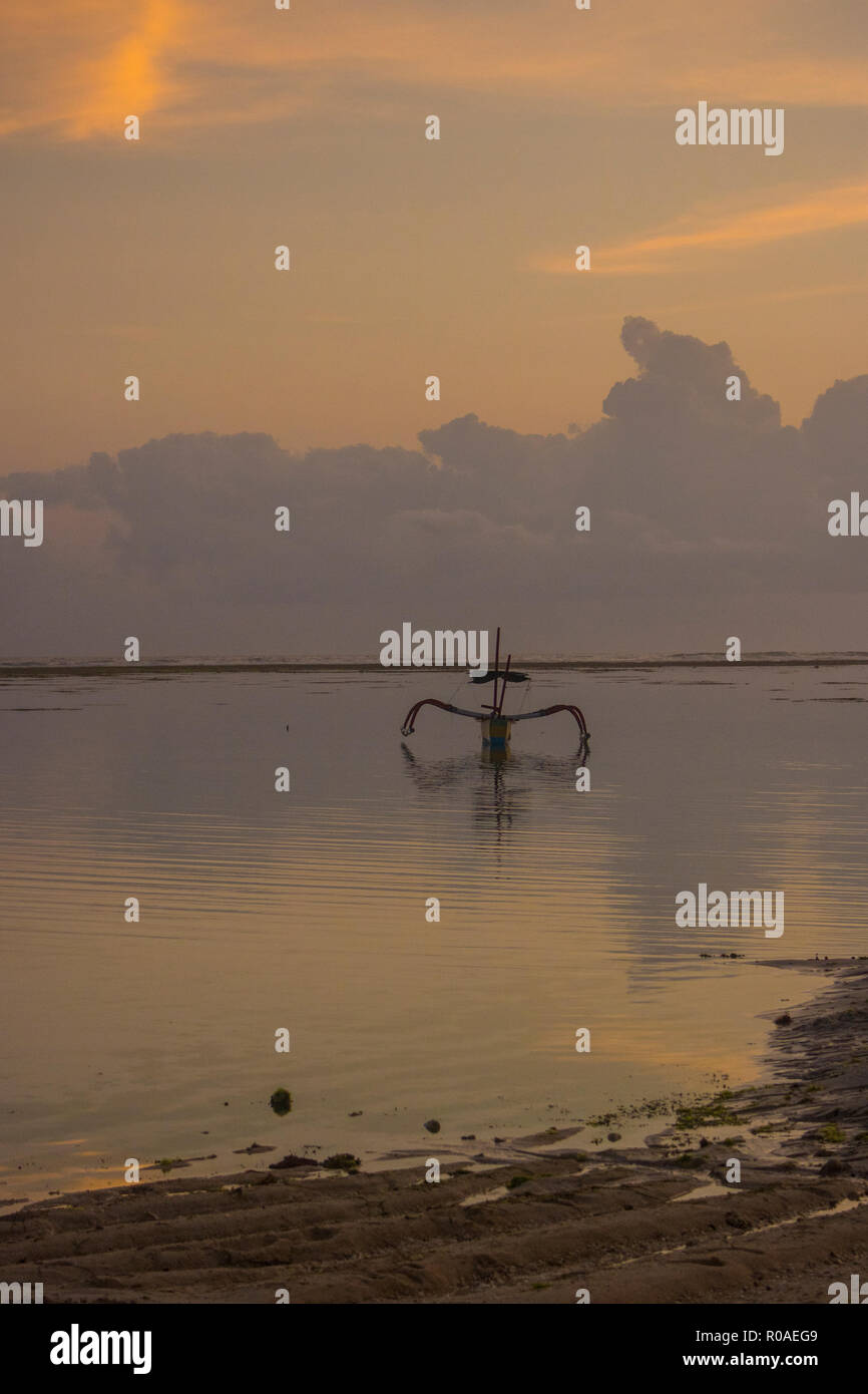 Des vacances d'fisher bateau sur la plage photo Banque D'Images