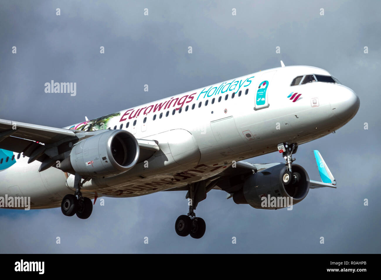 Avion Airbus A320 Eurowings atterrissage, châssis d'avion, éjection Banque D'Images