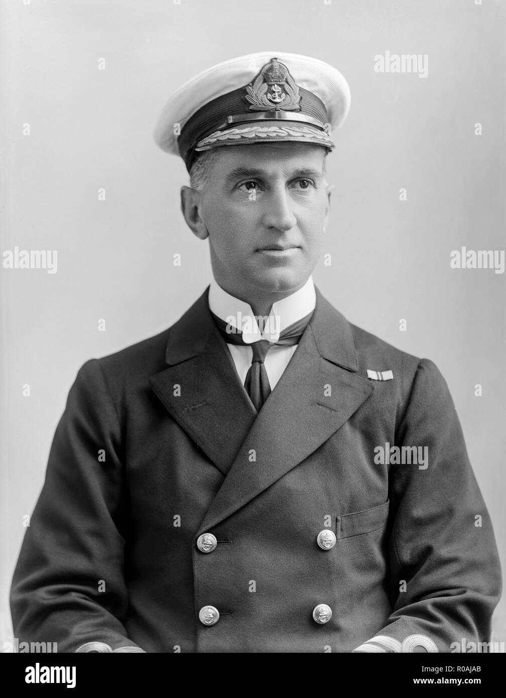 Portrait photographie prise le 27 juillet 1915 dans un studio de Londres, montrant le capitaine Charles William Bruton en uniforme de la Marine royale. À ce moment le capitaine de marine marchande armé HMS Criuser Orcoma plus tard capitaine de surveiller lorsque HMS Terror et torpillé en 1917 plus tard attribué échoués C.M.G. Aussi capitaine de l'HMS Superb de décembre 1919 à mars 1920. Banque D'Images