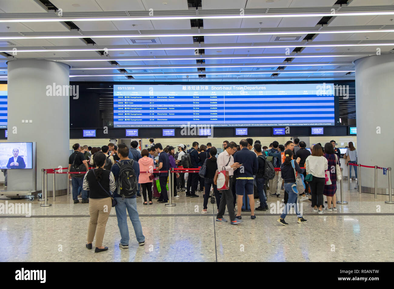 Les gens faisant la queue pour les billets de High Speed Rail Station, West Kowloon, Hong Kong, Kowloon Banque D'Images