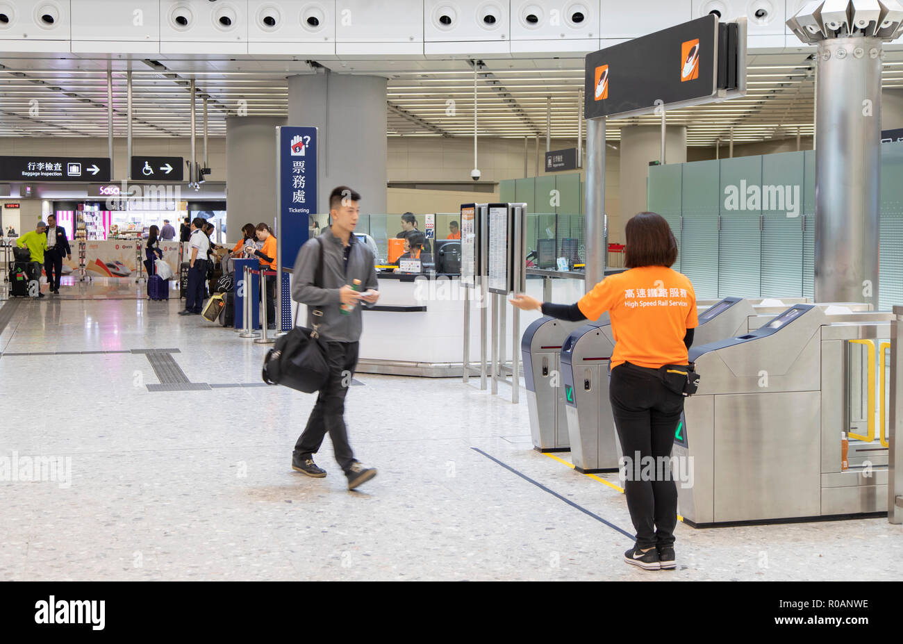 L'homme en passant par les distributeurs de billets en High Speed Rail Station, West Kowloon, Hong Kong, Kowloon Banque D'Images