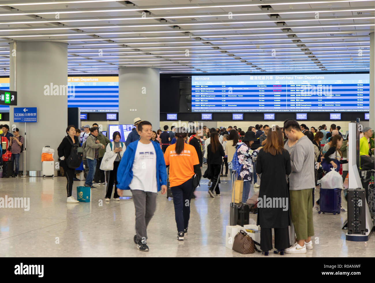 Les gens faisant la queue pour les billets de High Speed Rail Station, West Kowloon, Hong Kong, Kowloon Banque D'Images