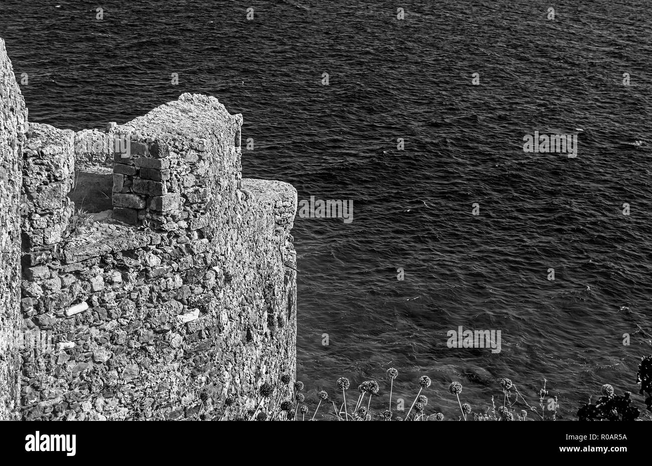 Seascape voir du château de Monemvasia Peloponnese Grèce - la photographie noir et blanc Banque D'Images