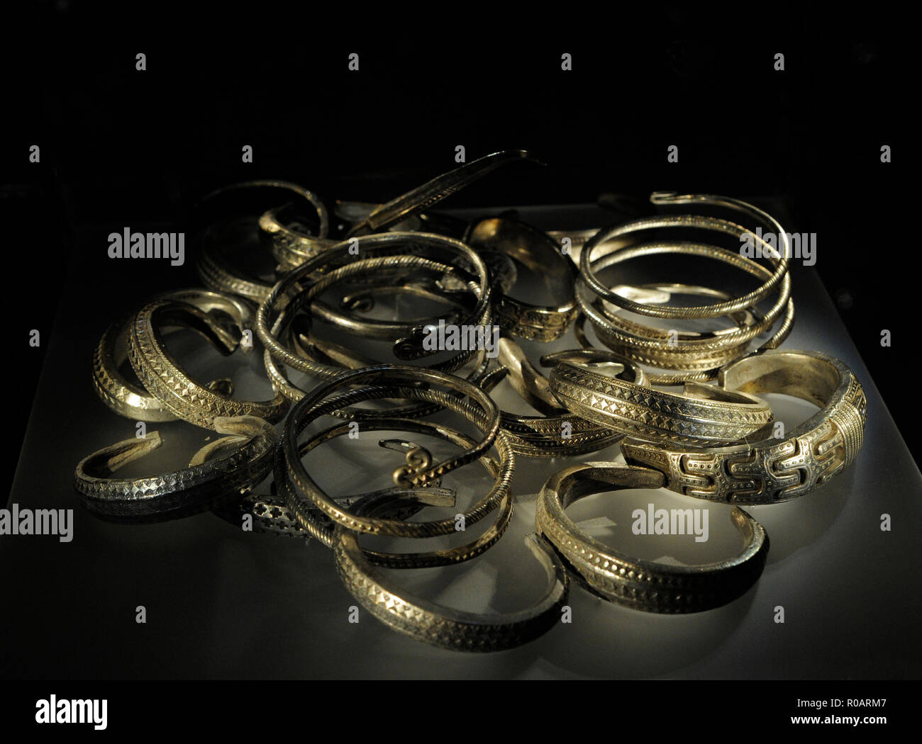 Moyen-Âge. La Scandinavie. Le début du xiiie siècle Gutalagen loi stipule qu'un des parents du défunt, ou propriétaire d'esclaves, pouvait exiger le paiement adove en compensation de l'slayin d'un individu. L'origine et la position sociale sont importantes pour évaluer le prix d'une vie. Gratuitement Gotlander : 4,8 kg d'argent. Non-libre Gotlander : 2 kg d'argent. Esclave : 225 grammes d'argent. Dépôt d'objets en argent. Le Musée de l'histoire suédoise. Stockholm. La Suède. Banque D'Images