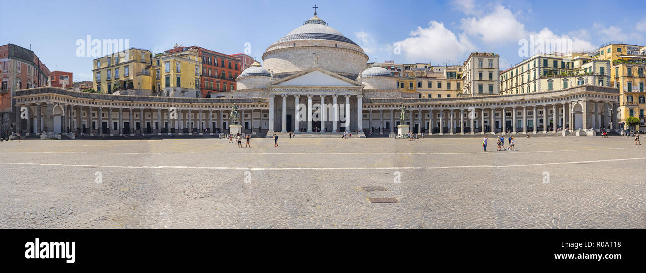 Palais Royal de Naples. Italie 2018, août. La place de la chaussée et Vue de face du château. Banque D'Images