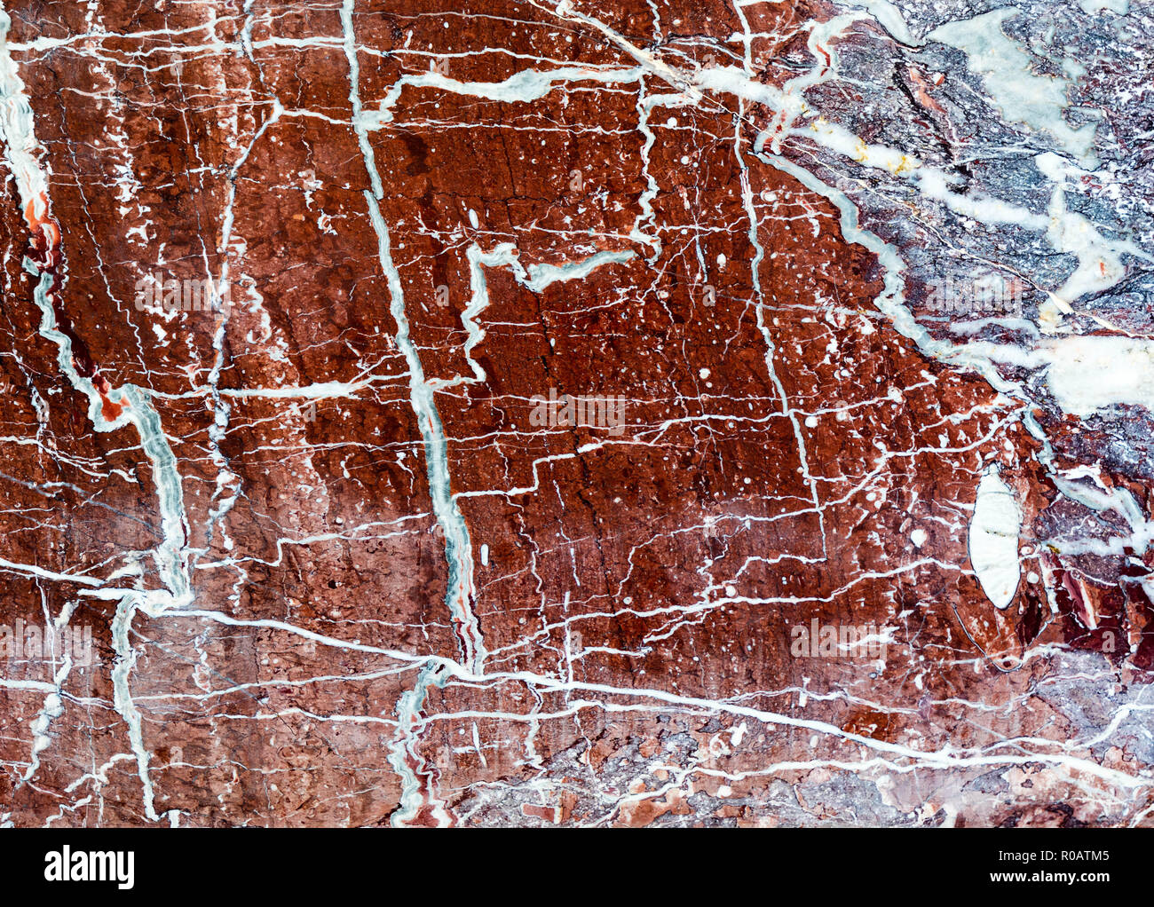 Musée Archéologique d'Héraklion, murs en marbre rouge royal Ritsona. Mable vient du grec et signifie à marmairo glow. Banque D'Images