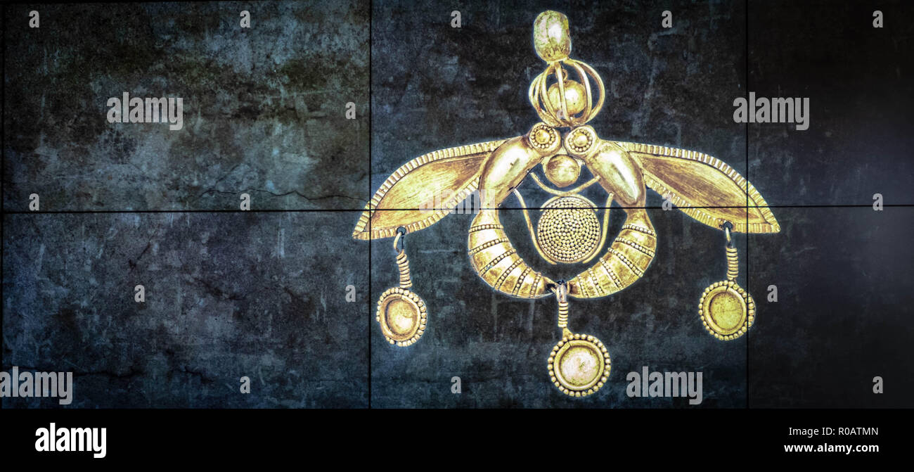 Pendentif Abeille d'or, du Protopalatial, période 1900-1700 avant notre ère. Deux abeilles entourent une goutte de miel. Banque D'Images