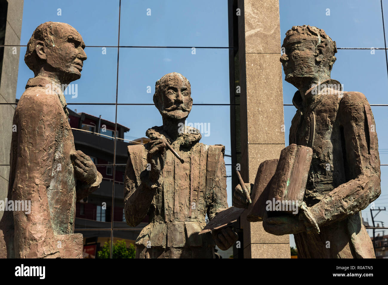 Statue en cuivre de l'écrivain Nikos Kazantzakis, le poète et peintre El Greco Vincenzo Kornaros à Héraklion, Crète, Grèce, l'artiste, l'Aspasia Papadoperaki Banque D'Images