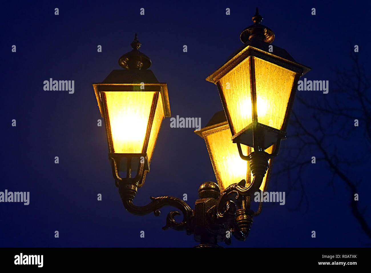 Lampadaire de rue la nuit Photo Stock - Alamy