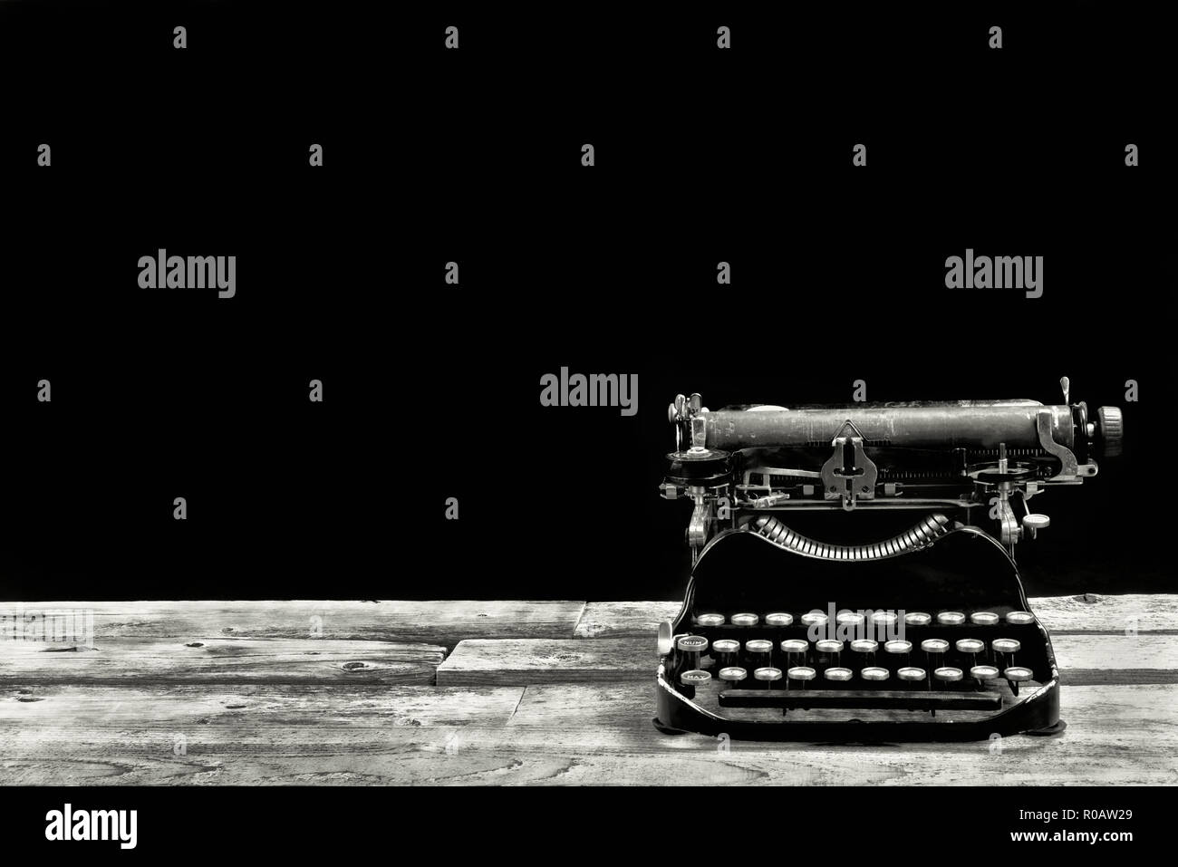 Portable antique fait typewritter en 1917 avec prix pour votre type en noir et blanc. Banque D'Images