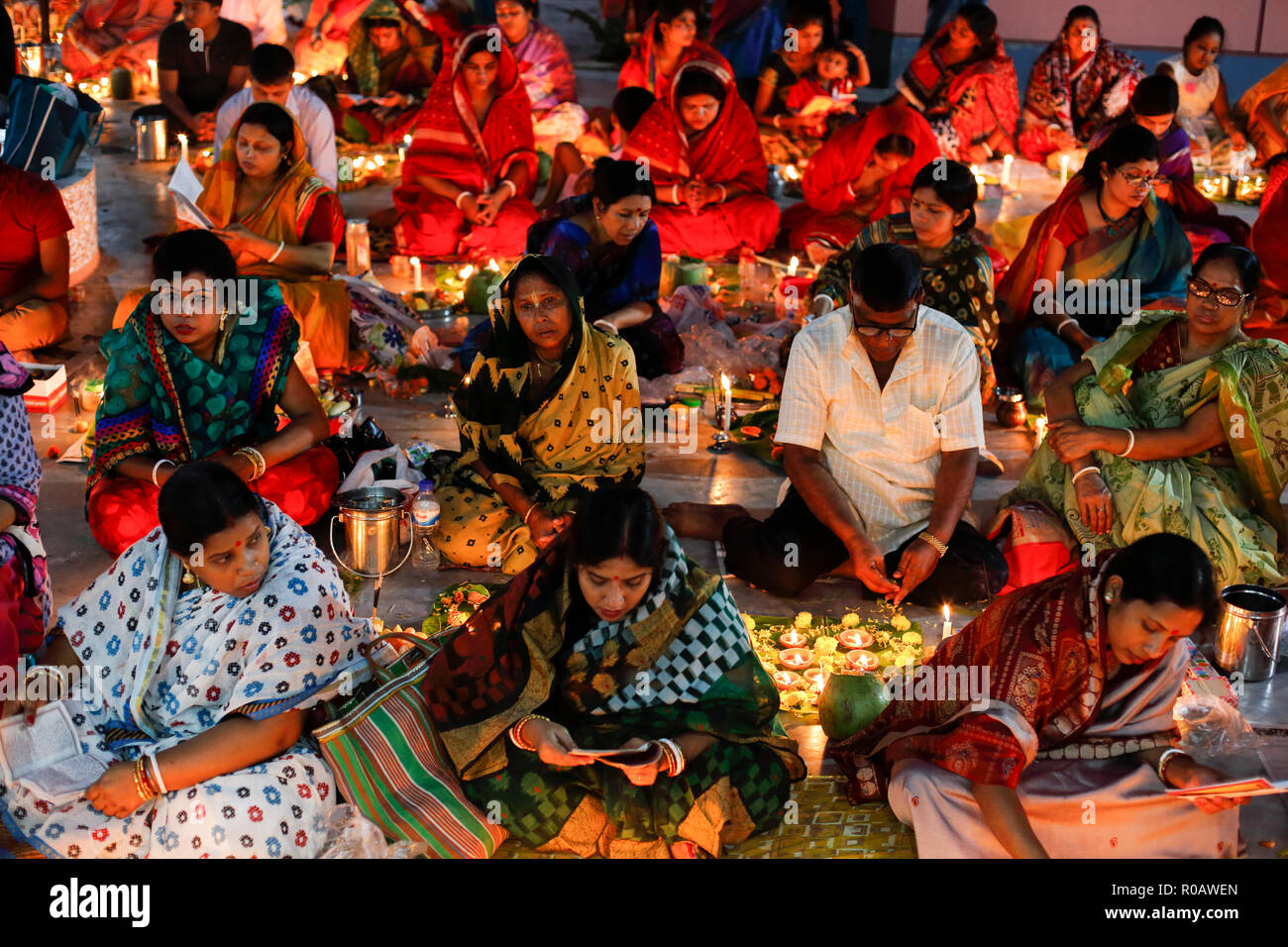Loknath dévots allument des lampes et brûler d'encens tout en accomplissant des rituels à l'Ashram de Loknath Swamibag de Dacca. Au cours des 15 derniers jours de l'être Banque D'Images