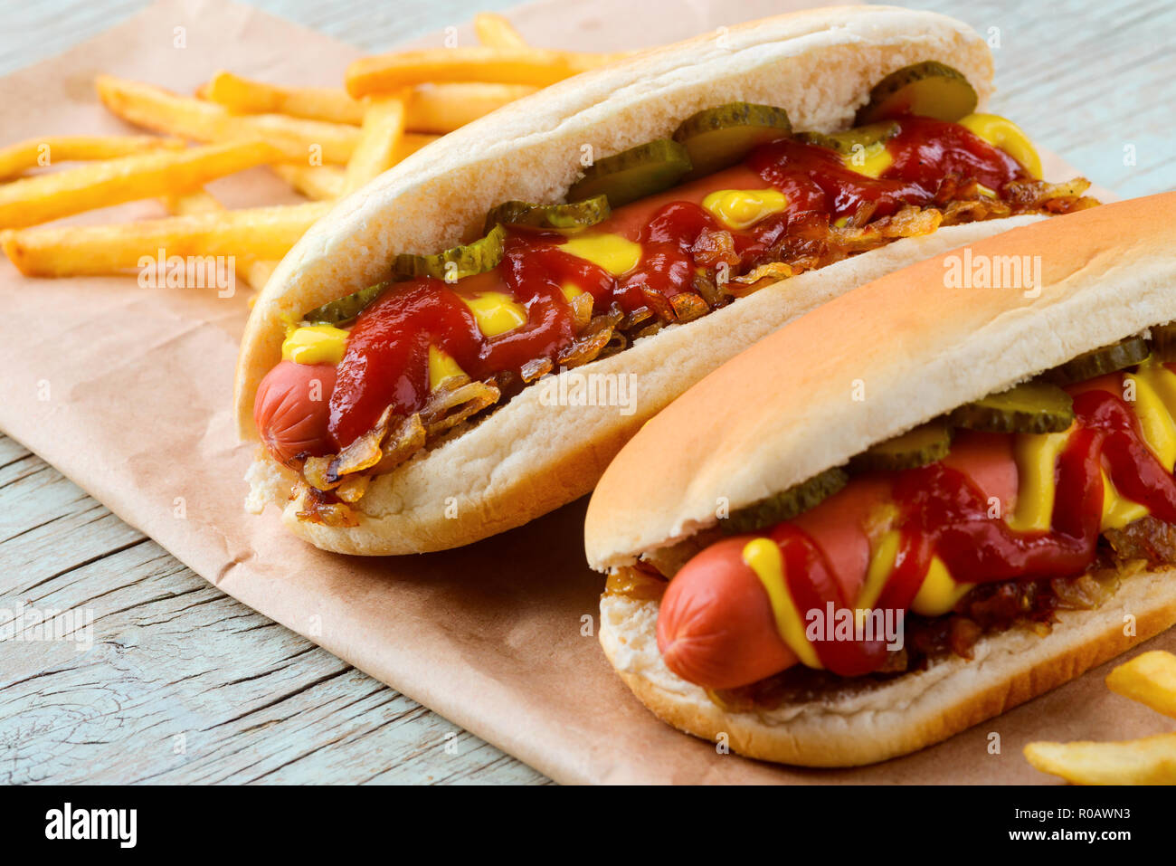 Délicieux hot-dogs avec du ketchup Banque D'Images