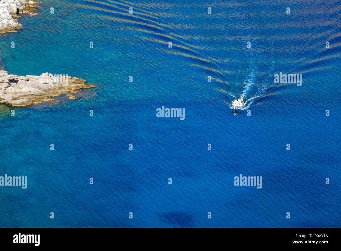 Petit bateau blanc sur bleu de la mer avec des vagues, à destination de vacances, Kalymnos, Dodécanèse, grèce, grec, Île, Îles Grecques Banque D'Images