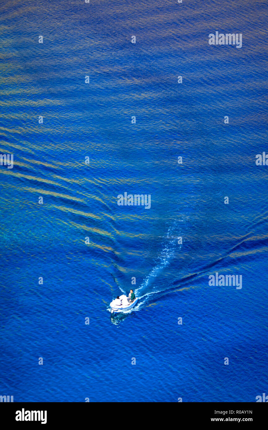 Petit bateau blanc sur bleu de la mer avec des vagues, à destination de vacances, Kalymnos, Dodécanèse, grèce, grec, Île, Îles Grecques Banque D'Images