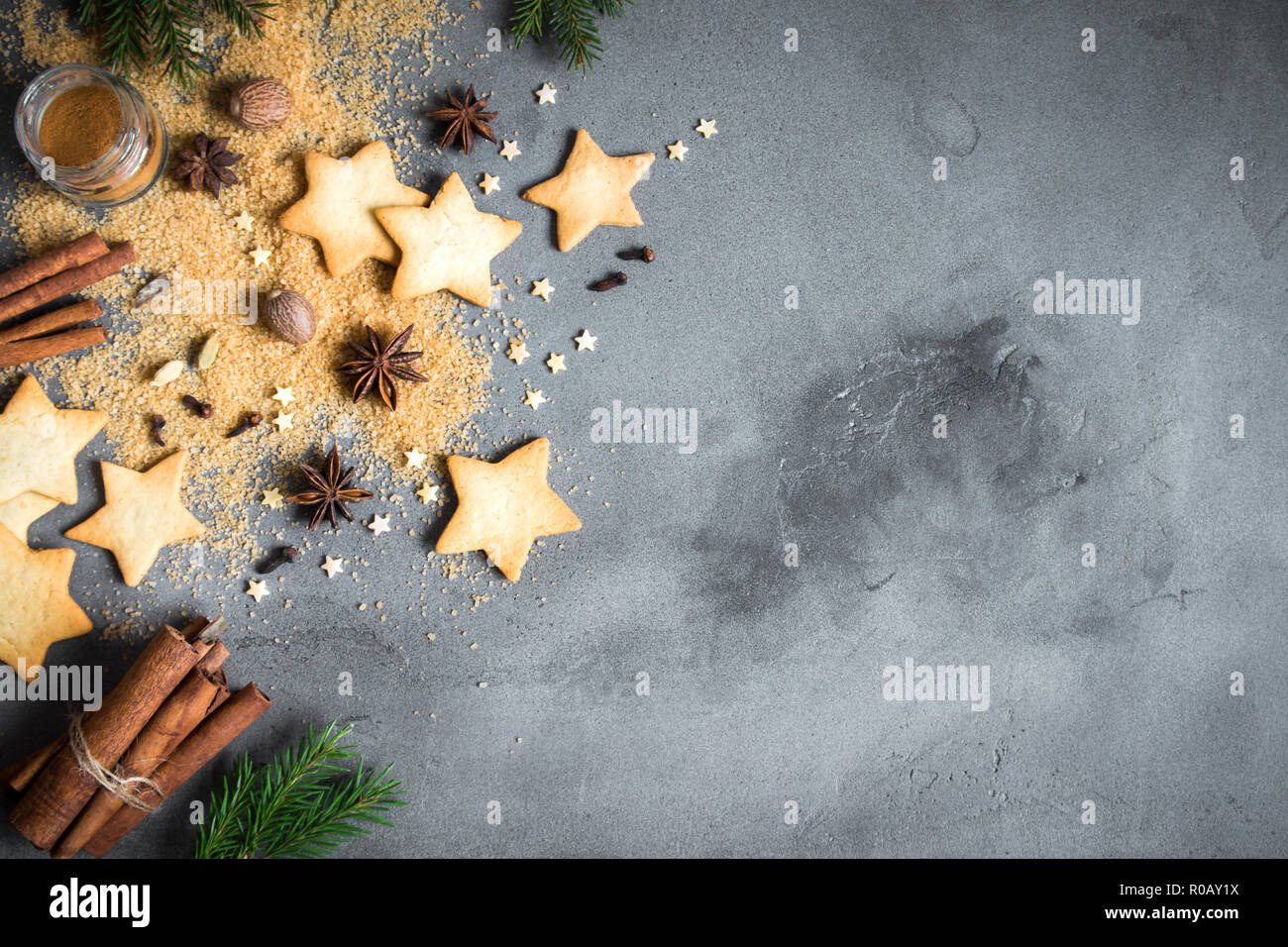 Arrière-plan de nourriture de Noël aux épices, biscuits au gingembre et à la cuisson Ingrédients sur le béton gris, copiez l'espace. Ingrédients pour les biscuits de Noël. Banque D'Images