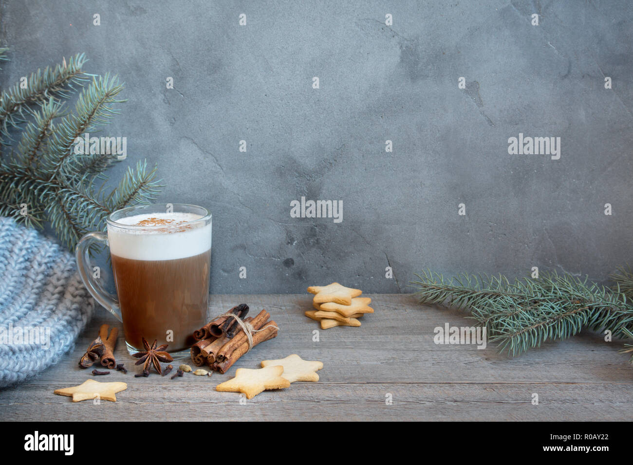 Café latte d'hiver avec star shaped christmas cookies, épices, des branches de pins et d'écharpe. Noël et les vacances d'hiver, la vie toujours confortable avec l'exemplaire Banque D'Images