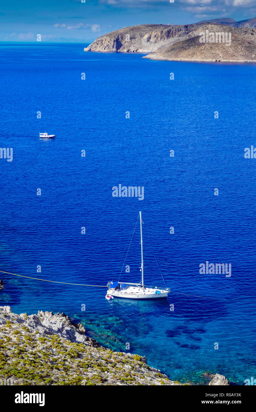 Yacht ancré dans la Baie des Dauphins, sur la destination des vacances, Kalymnos, Dodécanèse, grèce, grec, Île, Îles Grecques Banque D'Images