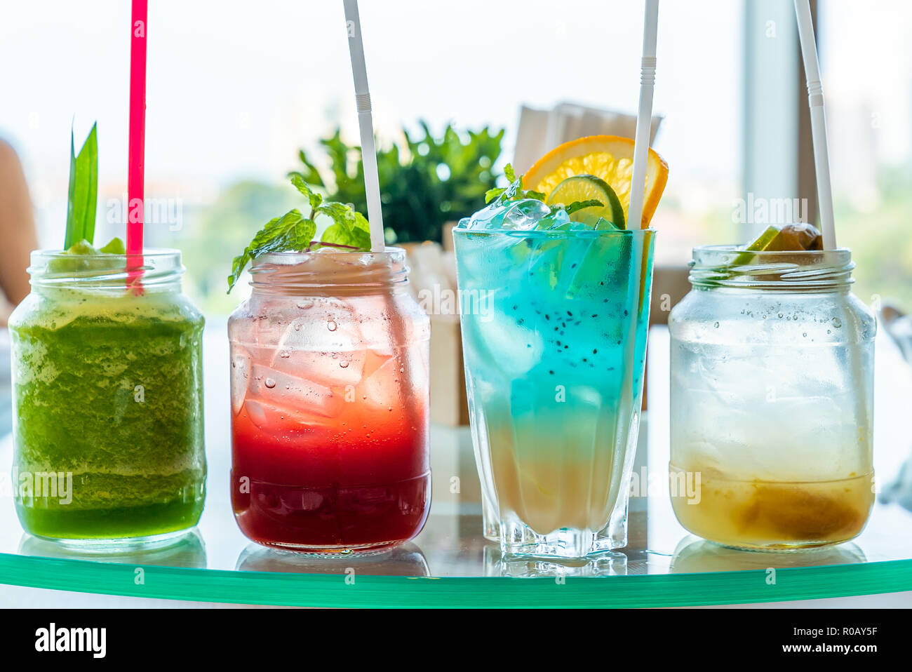 Variété de cocktails et jus de fruits glacé sur table en verre de cocktail sans alcool Banque D'Images