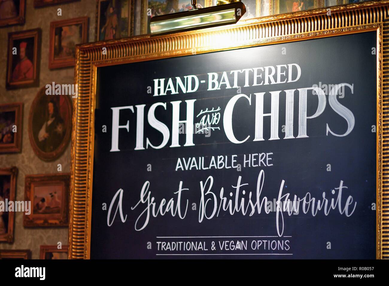 Londres, Angleterre, Royaume-Uni. Un signe bien visible à l'intérieur d'un pub de Southwark à Londres, higlighting l'une de ses spécialités alimentaires. Banque D'Images