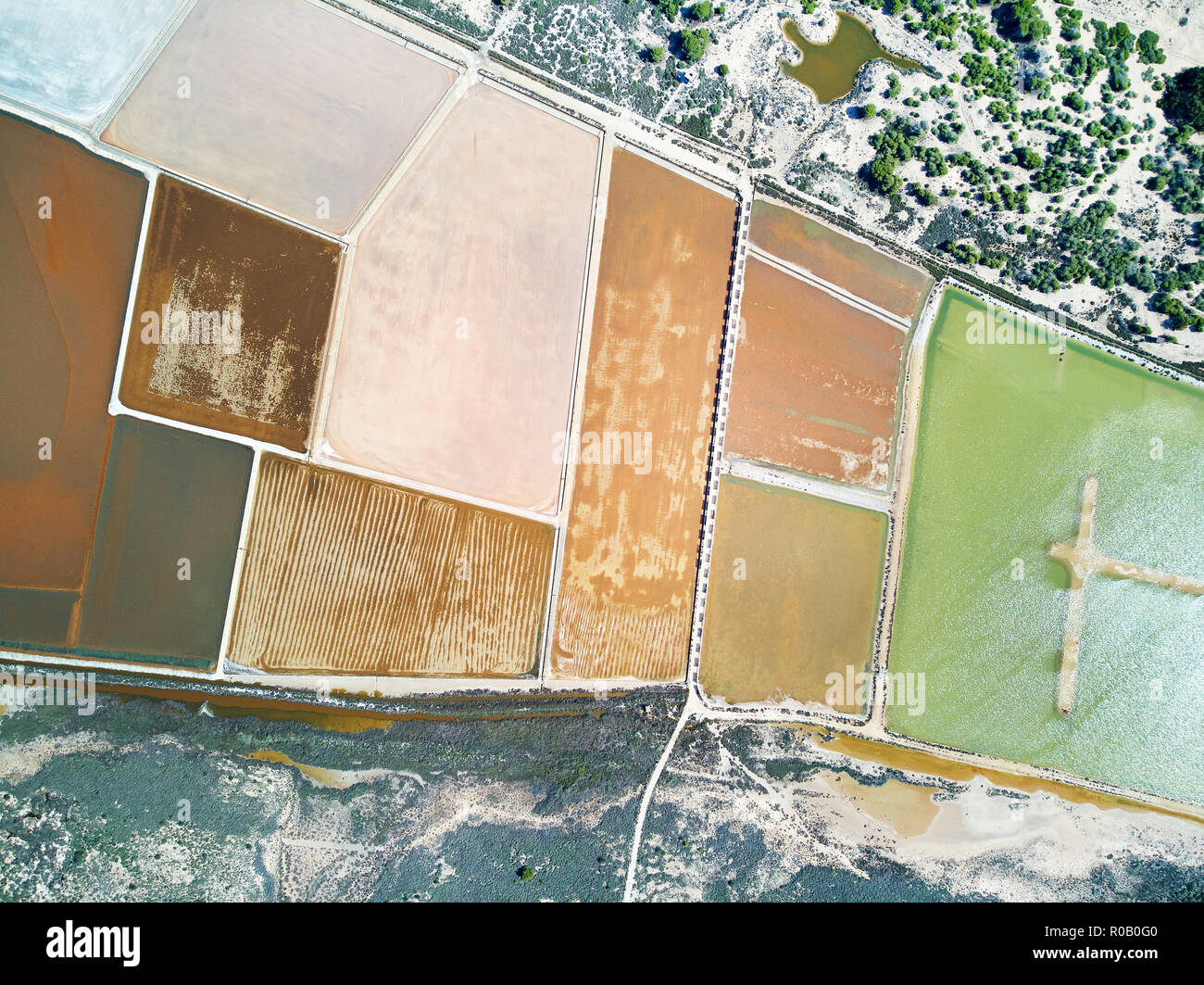 Vue panoramique aérienne Réserve Naturelle de Santa Pola lacs salés. Drone photo de la production de sel et la zone marécageuse Vue de dessus. Torrevieja Banque D'Images