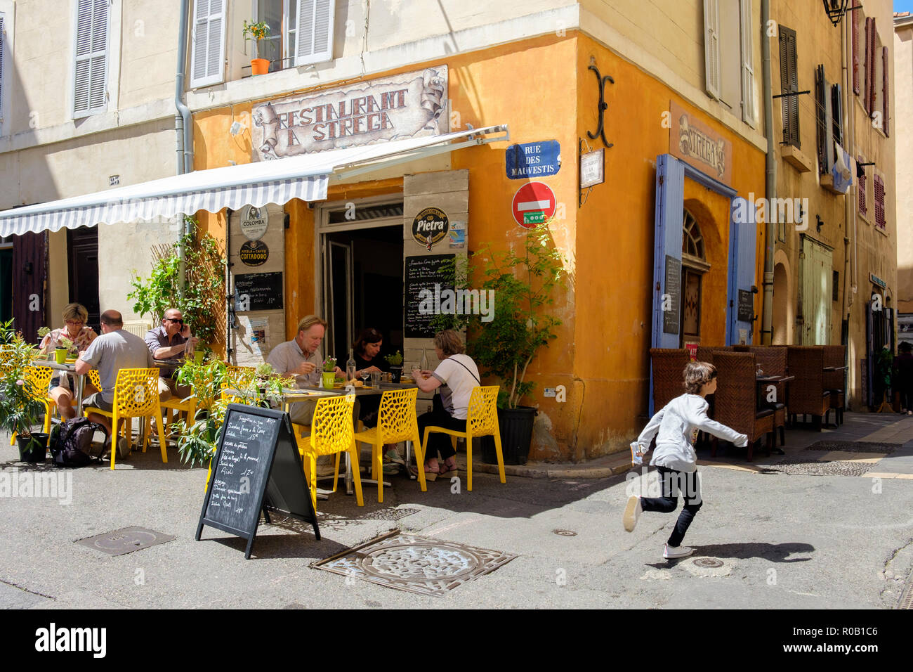 Diners à l'extérieur Restaurant A Strega, un café de rue dans le quartier  du Panier, Marseille, France Photo Stock - Alamy