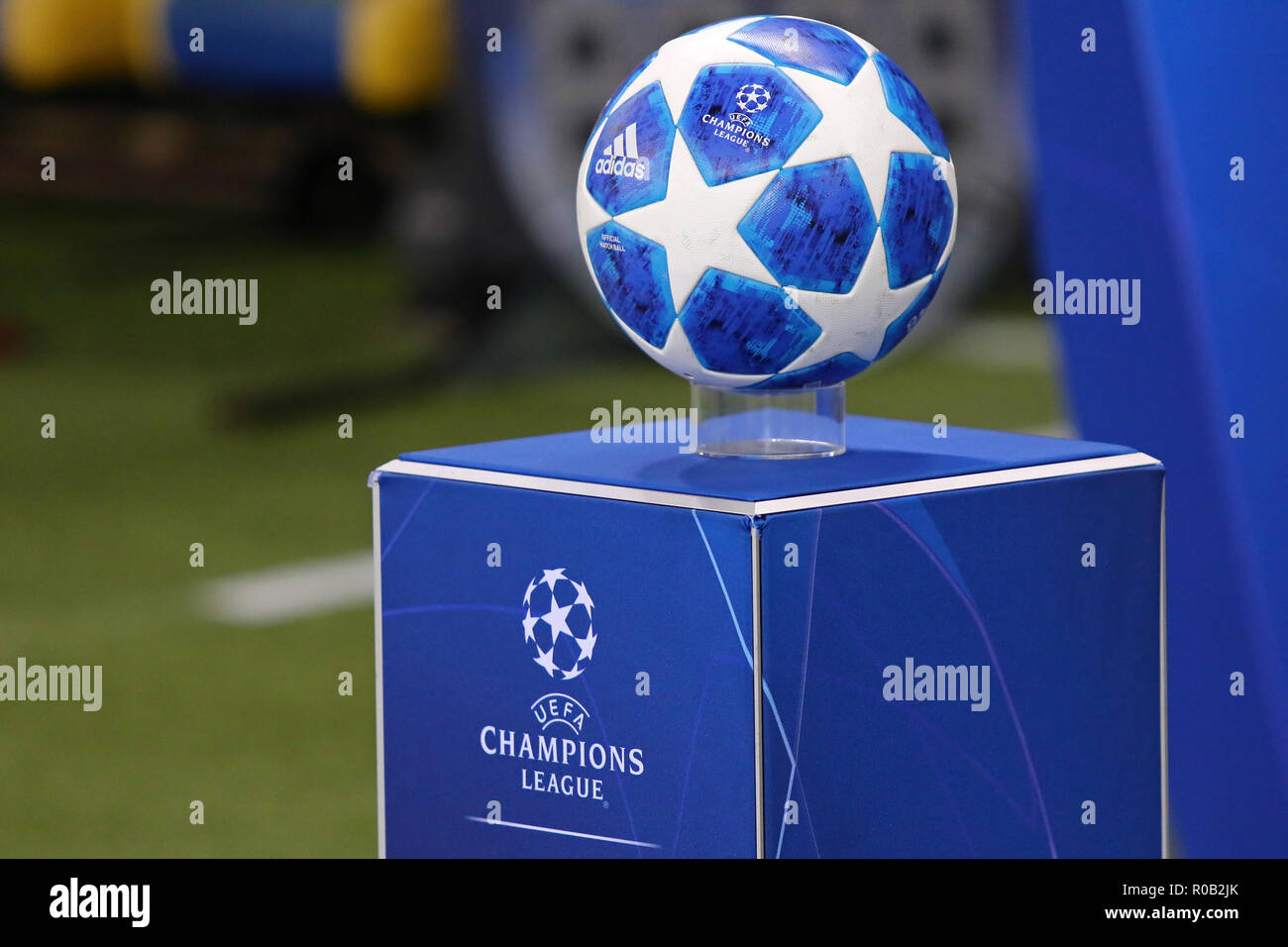 KHARKIV, UKRAINE - le 23 octobre 2018 : l'UEFA Champions League 2018/19  officiel match ball sur le piédestal avant match Ligue des Champions de  l'UEFA Shakhtar fait Photo Stock - Alamy