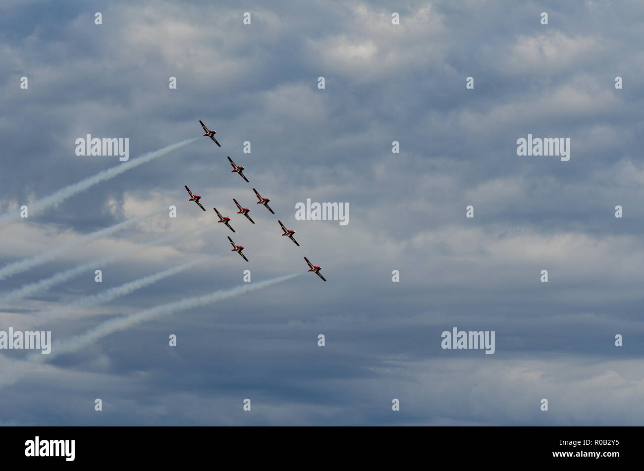 Avions acrobatiques synchronisées des Snowbirds à air show à Swift Current, Saskatchewan, Canada Banque D'Images