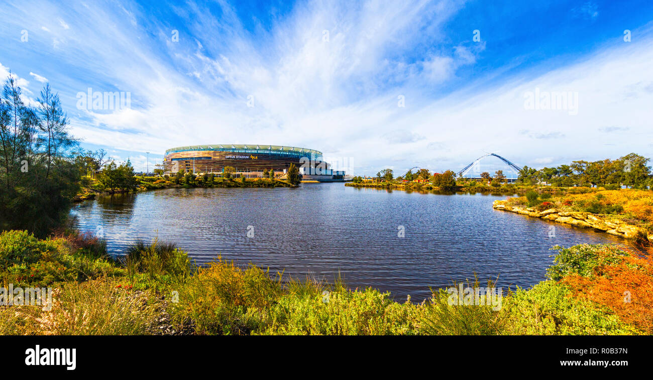 Chevron et un parc de stationnement du stade avec un lac et des plantes indigènes à côté d'Optus Stadium de Burswood Banque D'Images
